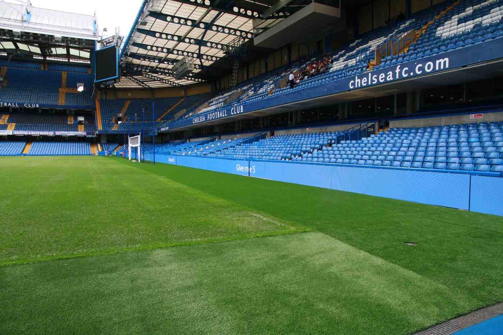 La solution d'affichage LED de Delta installée au bord du terrain à Stamford Bridge renforce la visibilité de la marque Chelsea Football Club